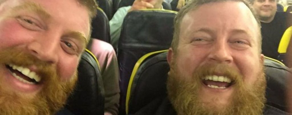 Этот мужчина случайно встретил своего "двойника" в самолете