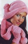 Розовая шапка, шарф и перчатки